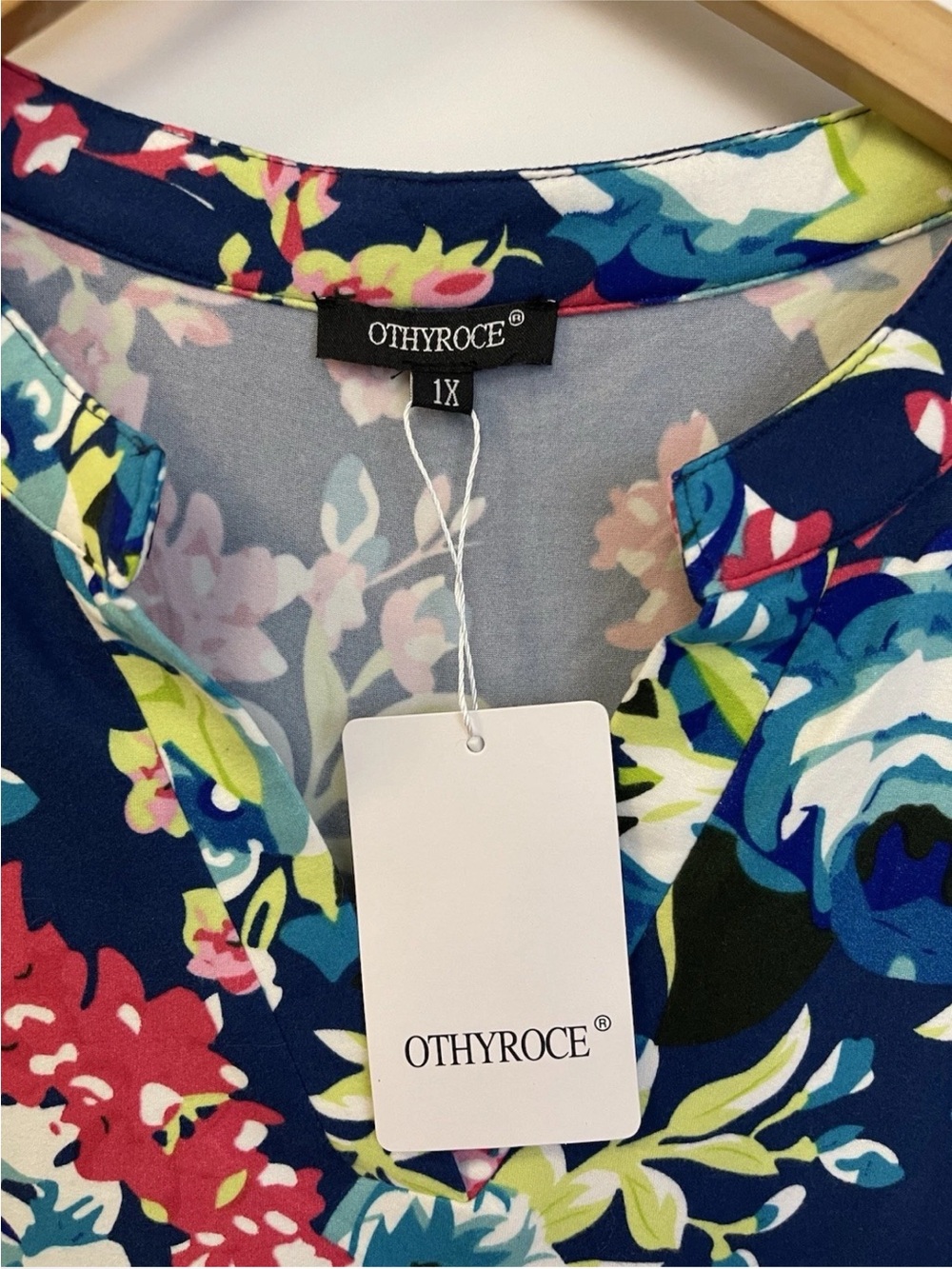 Othyroce Blouse Woman’s 1X Blue Floral Roll Up Sleeve Pleated Back Colorful Work - Picture 9 of 11